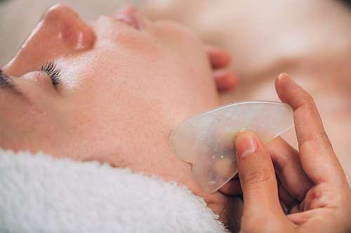 edelstein-edelsteinwasser-guasha-chi-jade-roller-edelsteinroller-heilstein