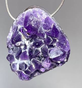 amethyst-anhaenger-edelstein-heilstein-trommelstein
