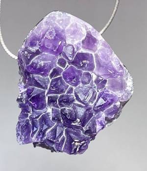amethyst-anhaenger-edelstein-heilstein-trommelstein-anhaenger-gebohrt-schmuck