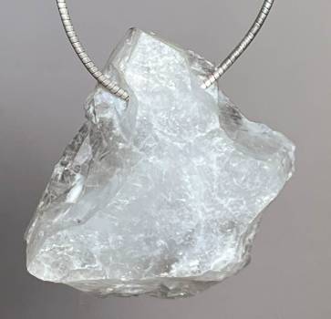 apophyllit-anhaenger-edelstein-heilstein-trommelstein-schmuck-gebohrt