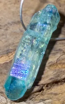 aqua-aura-anhaenger-edelstein-heilstein-trommelstein-gebohrt