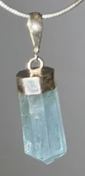 aquamarin-trommelstein-anhaenger-edelstein-schmuck-heilstein-edelsteinschmuck-gebohrt