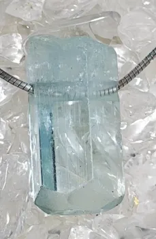 aquamarin-anhaenger-edelstein-schmuck-kette