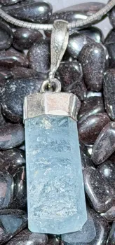 aquamarin-trommelstein-anhaenger-edelstein-schmuck-heilstein-edelsteinschmuck-gebohrt