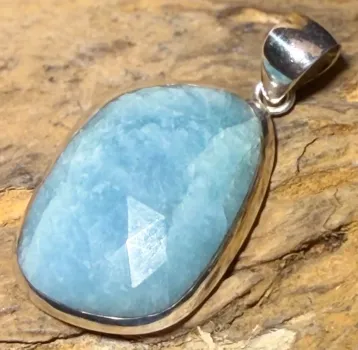 aquamarin-anhaenger-schmuck-edelstein-heilstein