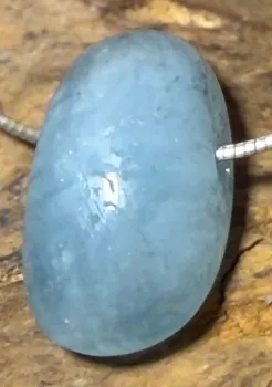 aquamarin-anhaenger-edelstein-heilstein-trommelstein-gebohrt