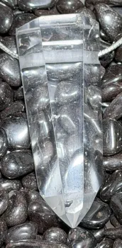 bergkristall-spitze-anhaenger-edelstein-trommelstein-schmuck-gebohrt-heilstein
