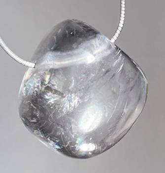calcit-anhaenger-edelstein-trommelstein-heilstein-schmuck-edelsteinschmuck-gebohrt