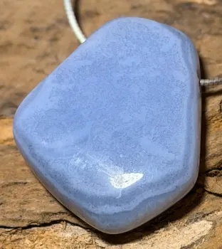chalcedon-anhaenger-trommelstein-edelstein-blau-schmuck-gebohrt-heilstein