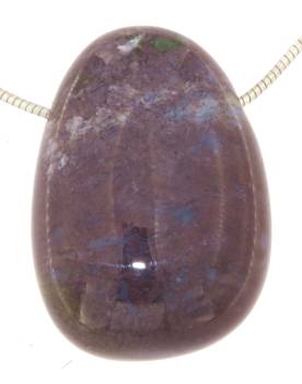 jaspis-anhaenger-trommelstein-edelstein-heilstein-gebohrt