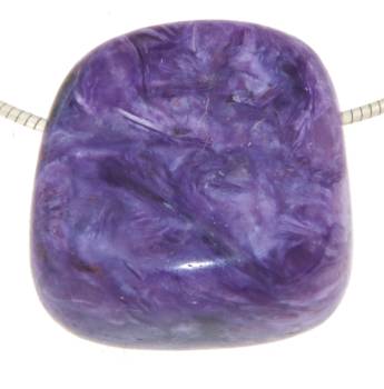 charoit-lila-anhaenger-edelstein-anhaenger-trommelstein-heilstein-schmuck-edelsteinschmuck-gebohrt