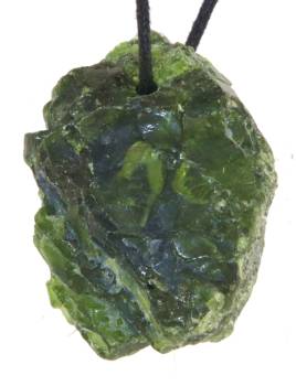 chromdiopsid-anhaenger-edelstein-schmuck-heilstein