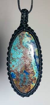 chrysokoll-makramee-anhaenger-edelstein-trommelstein-heilstein-schwarz-schmuck-edelsteinschmuck-gebohrt