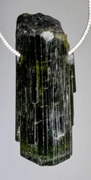 turmalin-verdigolith-anhaenger-edelstein-trommelstein-heilstein-schwarz-schmuck-edelsteinschmuck-gebohrt