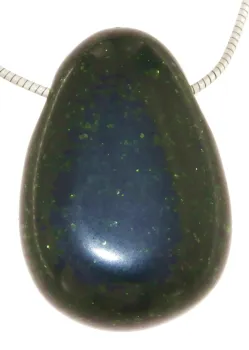 gruenfluss-anhaenger-edelstein-heilstein-gebohrt-trommelstein