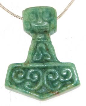 burma-jade-thors-hammer-anhaenger-edelstein-trommelstein-heilstein-schmuk-edelsteinschmuck-gebohrt