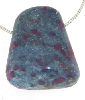 kyanit-rubin-anhaenger-edelstein-heilstein-schmuck-trommelstein-gebohrt
