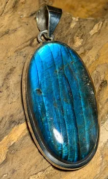 labradorit-anhaenger-edelstein-heiilstein-schmuck-silber