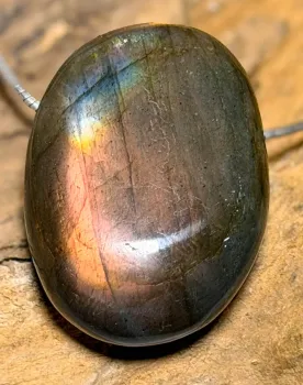 labradorit-anhaenger-edelstein-heilstein-schmuck-trommelstein
