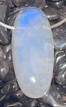 mondstein-anhaenger-edelstein-heiilstein-schmuck-silber