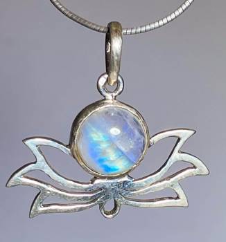 mondstein-anhaenger-edelstein-heiilstein-schmuck-silber