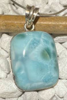larimar-anhaenger-edelstein-trommelstein-heilstein-gebohrt