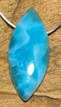larimar-anhaenger-edelstein-trommelstein-heilstein-gebohrt