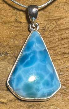 larimar-anhaenger-edelstein-trommelstein-heilstein-gebohrt