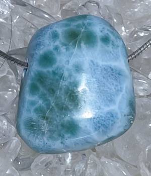 larimar-anhaenger-edelstein-trommelstein-heilstein-gebohrt