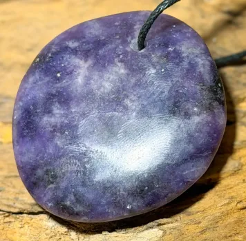 lepidolith-anhaenger-trommelstein-edelstein-heilstein