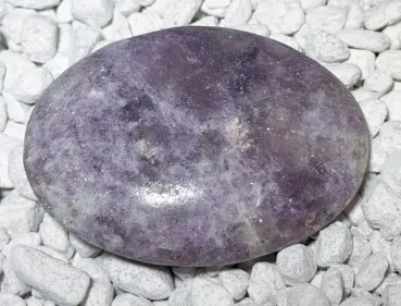 lepidolith-seifenstein-edelstein-heilstein-handschmeichler