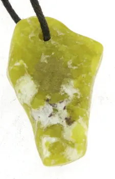 lizardit-jade-anhaenger-edelstein-heilstein-trommelstein-gebohrt