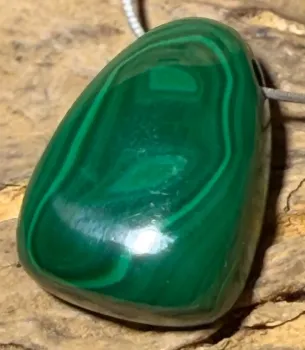 malachit-anhaenger-edelstein-heilstein-trommelstein-gebohrt