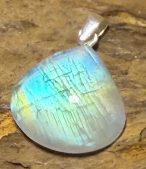 mondstein-labradorit-schmuck-edelstein-ketten-anhaenger