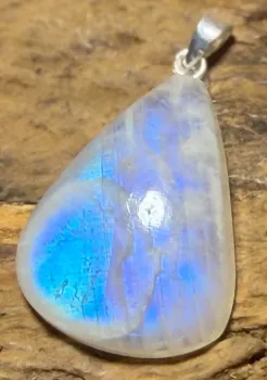 mondstein-labradorit-schmuck-edelstein-ketten-anhaenger