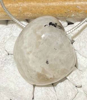 mondstein-anhaenger-edelstein-heiilstein-schmuck-silber