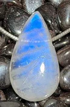 mondstein-anhaenger-edelstein-heiilstein-schmuck-silber