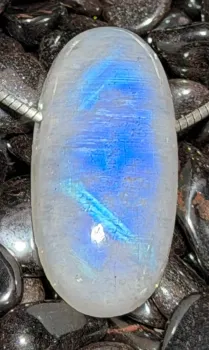 mondstein-anhaenger-edelstein-heiilstein-schmuck-silber