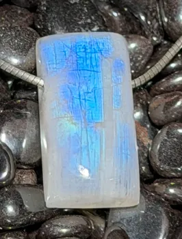 mondstein-anhaenger-edelstein-heiilstein-schmuck-silber