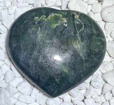 nephrit-jade-seifenstein-edelstein-heilstein-handschmeichler