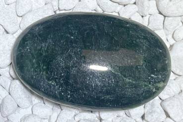 nephrit-jade-seifenstein-edelstein-heilstein-handschmeichler