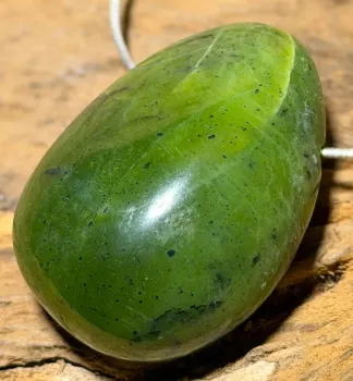 jade-nephrit-trommelstein-anhaenger-edelstein