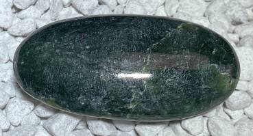 nephrit-jade-seifenstein-edelstein-heilstein-handschmeichler