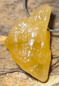 calcit-orangencalcit-anhaenger-trommelstein-edelstein-heilstein-schmuck-edelsteinschmuck-gebohrt