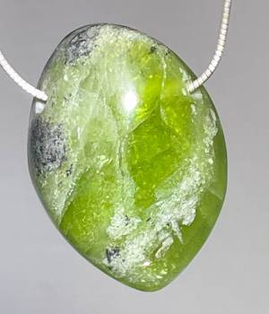 peridot-trommelstein-anhaenger-edelstein-heilstein-schmuck