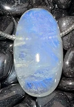 mondstein-anhaenger-edelstein-heiilstein-schmuck-silber