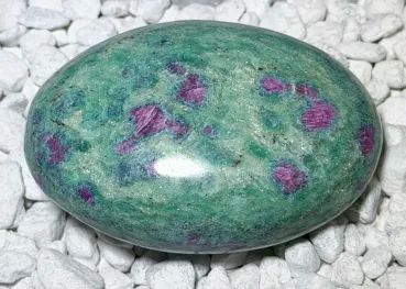 rubin-fuchsit-seifenstein-handschmeichler-edelstein-heilstein