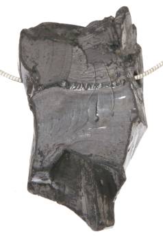 Schungit-edelschungit-anhaenger-trommelstein-heilstein-shungit-schmuck-edelsteinschmuck