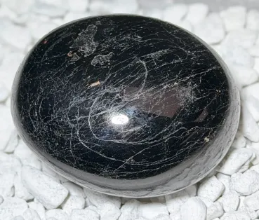 turmalin-schoerl-seifenstein-edelstein-heilstein-handschmeichler