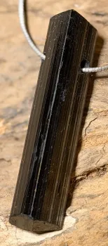 turmalin-anhaenger-schwarz-schoerl-trommelstein-edelstein-heilstein